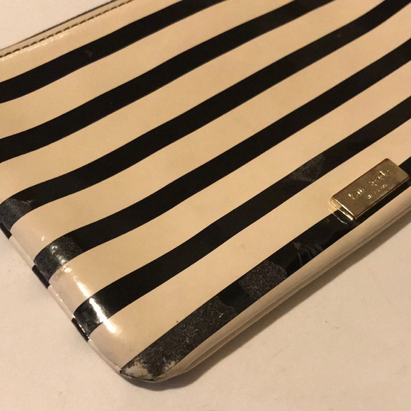 13. Kate Spade Wristlet - Picture 5 of 8